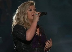 Kelly Clarkson performs at the 2015 Billboard Music Awards (Image: ABC)