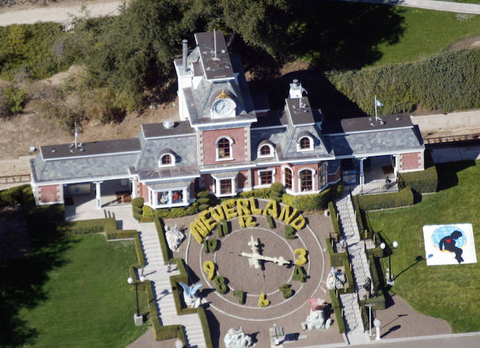 LOS OLIVOS, CA - NOVEMBER 18 : An aerial photo shows a Santa Barbara County Sheriff's vehicle in front of singer Michael Jackson's Neverland Ranch November 18, 2003 outside of Santa Barbara, California. Police armed with a search warrant swarmed Jackson's sprawling home in the Santa Ynez Valley. One media report said the warrant was tied to allegations brought by a 12-year-old boy. (Photo by Frazer Harrison/Getty Images)