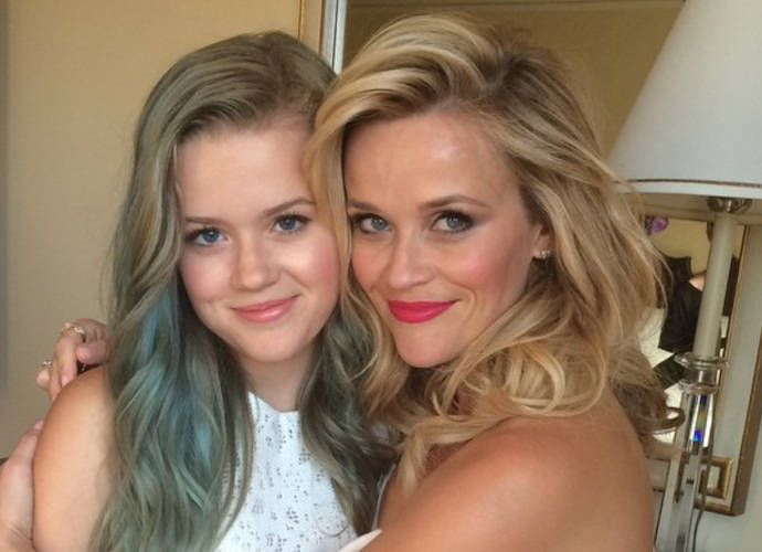 Reese Witherspoon Poses With Look Alike Daughter Ava Phillippe Before Hot Pursuit Premiere 
