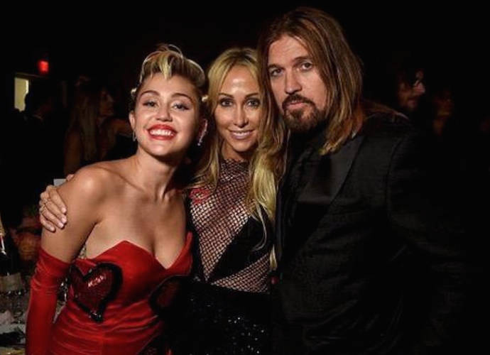Miley Cyrus, Tish Cyrus, Billy Ray Cyrus (via Billy Ray Cyrus/Twitter)