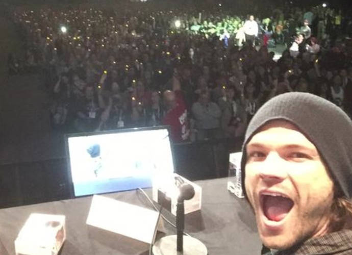Jared Padalecki takes selfie at Comic Con 2015