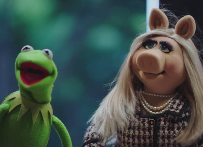 Kermit the Frog and Miss Piggy star in 'The Muppets' (Image: ABC)