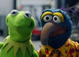 The Muppets: Pictured: Gonzo (David Goelz) and Kermit the Frog (Steve Whitmire)