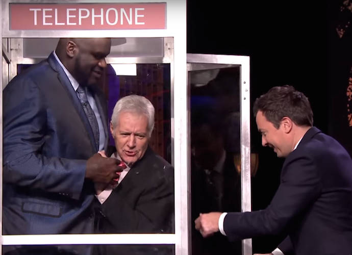 Shaquille-Oneal-phone-booth-jimmy-fallon