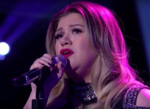 Kelly Clarkson performs on the last season of American Idol (Image: ABC)