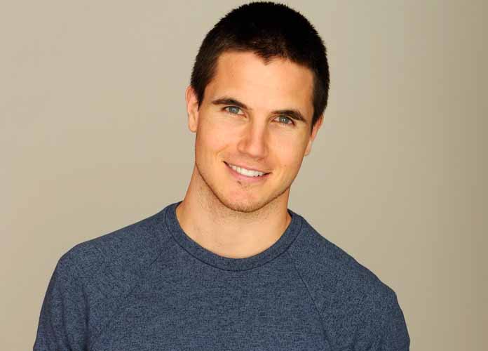Robbie Amell Video On 'Nine Lives,' Kevin Spacey's Ping Pong Table ...