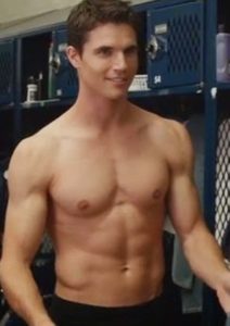Shirtless Robbie Amell as Wesley Rush in 'The Duff'