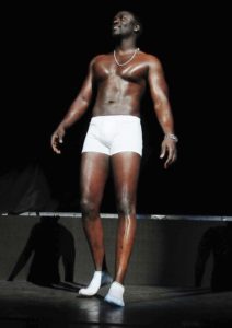 Akon stips to underwear on Ushers 'OMG Tour'