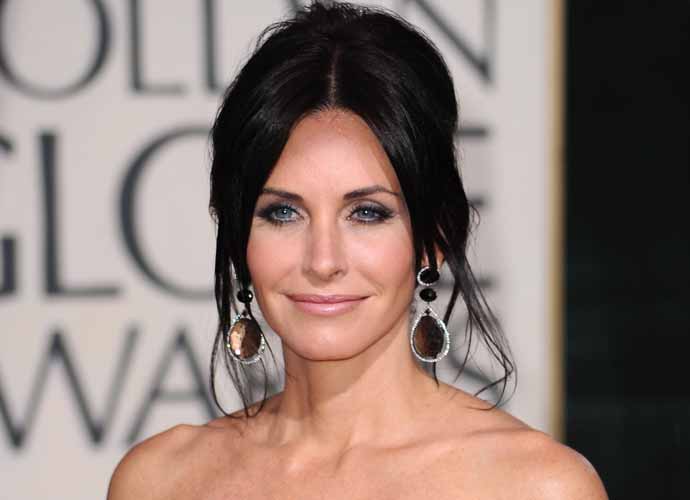 BEVERLY HILLS, CA - JANUARY 17: Actress Courteney Cox arrives at the 67th Annual Golden Globe Awards held at The Beverly Hilton Hotel on January 17, 2010 in Beverly Hills, California. (Photo by Frazer Harrison/Getty Images)