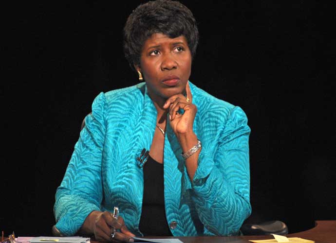 ST. LOUIS - OCTOBER 02: PBS journalist and debate moderator Gwen Ifill looks at Democratic vice presidential candidate U.S. Senator Joe Biden (D-DE) during the vice presidential debate at the Field House of Washington University's Athletic Complex on October 2, 2008 in St. Louis, Missouri. The highly anticipated showdown between the two vice-presidential candidates will be their only debate before the election. (Photo by Don Emmert-Pool/Getty Images)