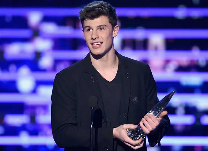 LOS ANGELES, CA - JANUARY 06: Singer Shawn Mendes accepts Favorite Breakout Artist award onstage during the People's Choice Awards 2016 at Microsoft Theater on January 6, 2016 in Los Angeles, California. (Photo by Kevin Winter/Getty Images)