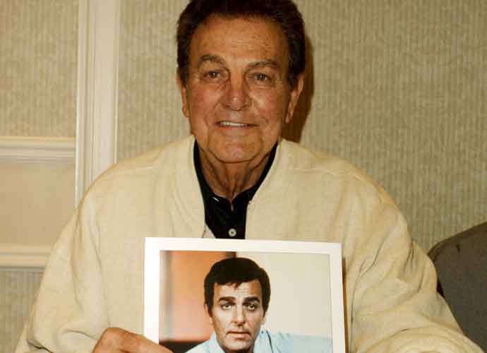 395433 08: Actor Mike Connors attends the Hollywood Collectors and Celebrity Show October 6, 2001 in Los Angeles, CA. (Photo by Frederick M. Brown/Getty Images)