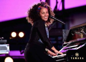 Alicia Keys performs in Times Square on October 9, 2016 in New York City. (Photo: Getty)