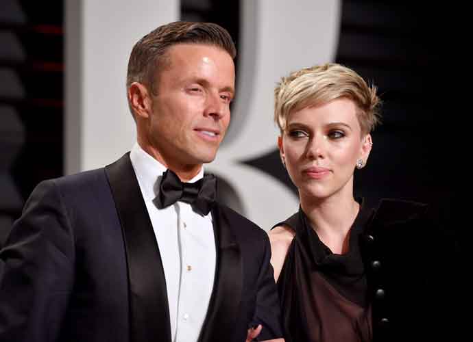 BEVERLY HILLS, CA - FEBRUARY 26: Talent agent Joe Machota (L) and actor Scarlett Johansson attend the 2017 Vanity Fair Oscar Party hosted by Graydon Carter at Wallis Annenberg Center for the Performing Arts on February 26, 2017 in Beverly Hills, California. (Photo by Pascal Le Segretain/Getty Images)