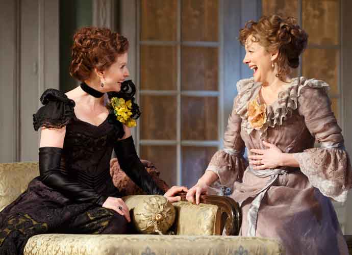 Little Foxes on Broadway: Cynthia Nixon as Regina and Laura Linney as Birdie