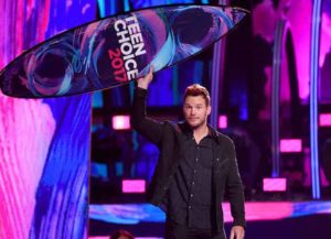 OS ANGELES, CA - AUGUST 13: Chris Pratt accepts Choice Sci-Fi Movie Actor for 'Guardians of the Galaxy Vol. 2' with Millie Bobby Brown, Maddie Ziegler and Grace VanderWaal onstage during the Teen Choice Awards 2017 at Galen Center on August 13, 2017 in Los Angeles, California. (Photo by Kevin Winter/Getty Images)