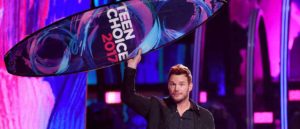 OS ANGELES, CA - AUGUST 13: Chris Pratt accepts Choice Sci-Fi Movie Actor for 'Guardians of the Galaxy Vol. 2' with Millie Bobby Brown, Maddie Ziegler and Grace VanderWaal onstage during the Teen Choice Awards 2017 at Galen Center on August 13, 2017 in Los Angeles, California. (Photo by Kevin Winter/Getty Images)