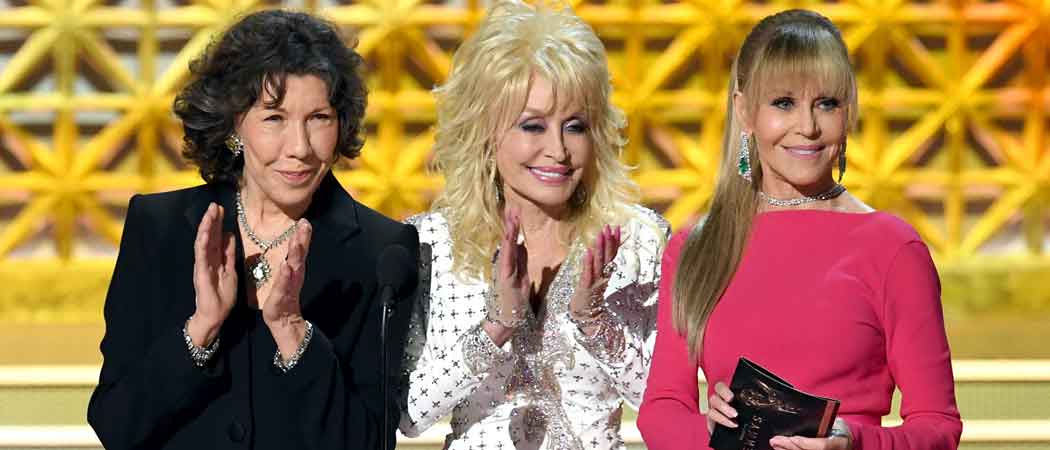 LOS ANGELES, CA - SEPTEMBER 17: (L-R) Actors Lily Tomlin, Dolly Parton and Jane Fonda speak onstage during the 69th Annual Primetime Emmy Awards at Microsoft Theater on September 17, 2017 in Los Angeles, California. (Photo by Kevin Winter/Getty Images)