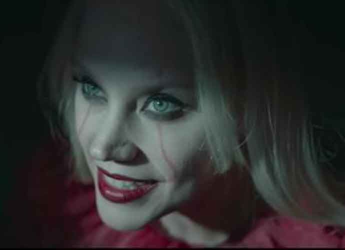 Kate McKinnon Plays Kellyanne Conway As Pennywise The Clown From 'It' In 'SNL' Parody