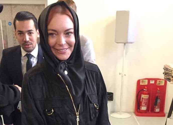 Lindsay Lohan Dons Hijab & Halal Make-Up At London Modest Fashion Week [PHOTOS]