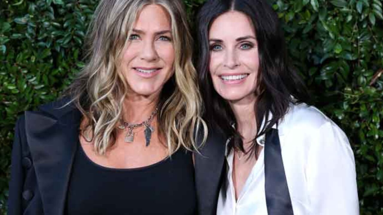 Julia Roberts, Jennifer Aniston Attend Chanel Party for National Resources  Defense Council [PHOTOS] – WWD