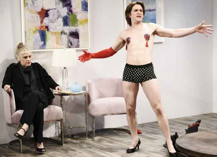 Kit Harrington Dresses In Drag For 'SNL' Sketch Of Burlesque Strip Tease [VIDEO]