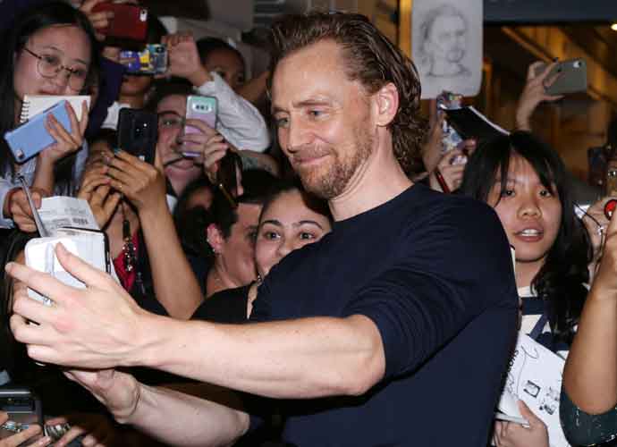 Tom Hiddleston Takes Selfies With Fans At Broadway Preview Of 'Betrayal'