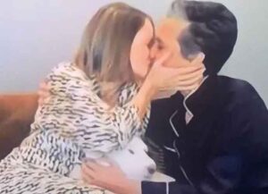 Jodie Foster Kisses Wife Alexandra Hedison On Golden Globes 8 Years After Coming Out (Image: NBC)