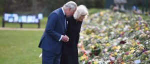 LONDON, ENGLAND - APRIL 15: Prince Charles, Prince of Wales and Camilla, Duchess of Cornwall visit the gardens of Marlborough House, London, to view the flowers and messages left by members of the public outside Buckingham Palace following the death of the Duke of Edinburgh, on April 15, 2021 in London, England. (Photo by Jeremy Selwyn - WPA Pool/Getty Images)