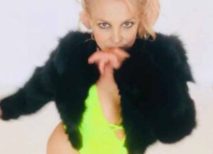 Britney Spears wears neon swimsuit (Photo: Instagram)