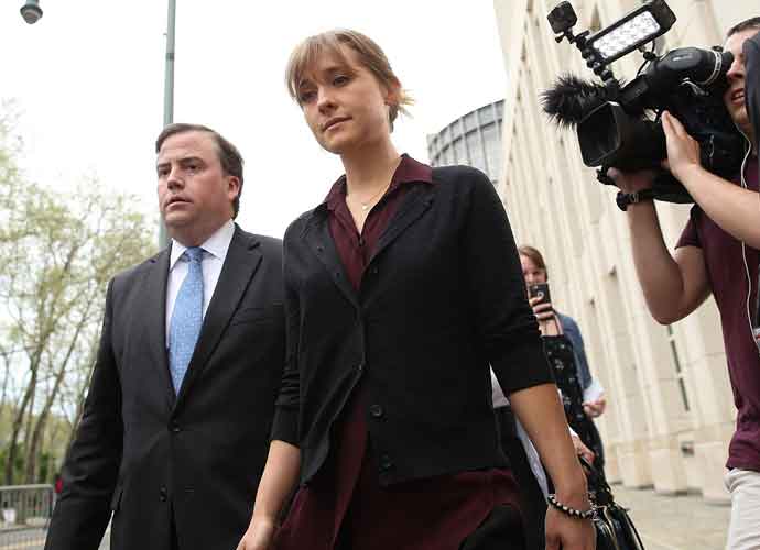 NEW YORK, NY - MAY 04: Actress Allison Mack (R) departs the United States Eastern District Court after a bail hearing in relation to the sex trafficking charges filed against her on May 4, 2018 in the Brooklyn borough of New York City. The actress known for her role on 'Smallville' is charged with sex trafficking. Along with alleged cult leader Keith Raniere, prosecutors say Mack recruited women to an upstate New york mentorship group NXIVM that turned them into sex slaves. (Photo by Jemal Countess/Getty Images)