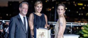 CANNES, FRANCE - JULY 17: Vincent Lindon, Julia Ducournau and Agathe Rousselle pose with the Palme d'Or 'Best Movie Award' for 'Titane' during the 74th annual Cannes Film Festival on July 17, 2021 in Cannes, France. (Photo by Lionel Hahn/Getty Images)