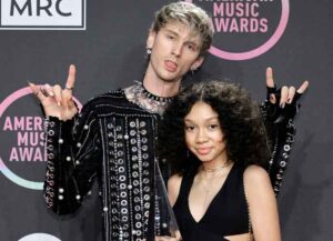 LOS ANGELES, CALIFORNIA - NOVEMBER 21: Machine Gun Kelly, winner of the Favorite Rock Artist award, poses with Casie Colson Baker in the Press Room at the 2021 American Music Awards at Microsoft Theater on November 21, 2021 in Los Angeles, California. (Photo by Amy Sussman/Getty Images)