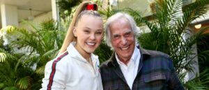 LOS ANGELES, CALIFORNIA - NOVEMBER 13: JoJo Siwa and Henry Winkler attend the Pluto TV Green Room during Vulture Festival 2021at The Hollywood Roosevelt on November 13, 2021 in Los Angeles, California. (Photo by Tommaso Boddi/Getty Images for Vulture)