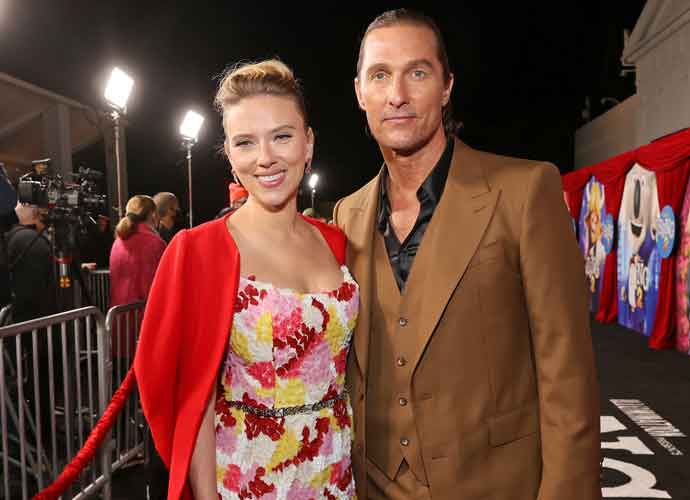 LOS ANGELES, CALIFORNIA - DECEMBER 12: (L-R) Scarlett Johansson and Matthew McConaughey attend the premiere of Illumination's 