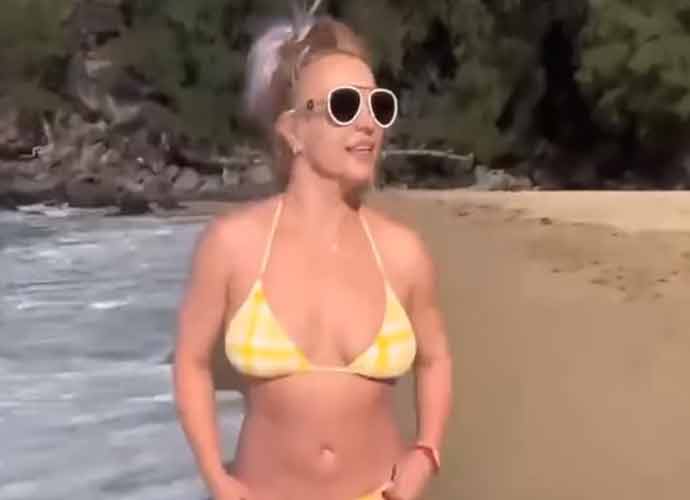 Britney Spears sports yellow bikini in Maui (Image: Instagram)