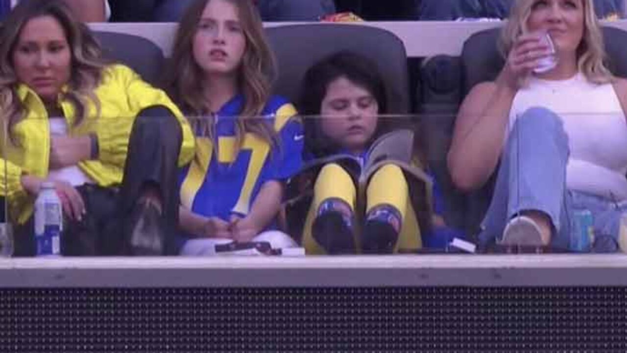 Rams' Andrew Whitworth's daughter spotted reading in the stands