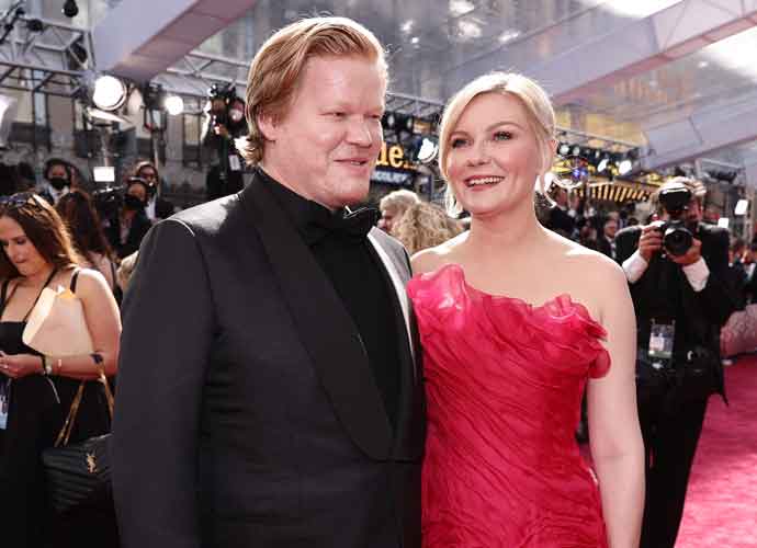 HOLLYWOOD, CALIFORNIA - MARCH 27: (L-R) Jesse Plemons and Kirsten Dunst attend the 94th Annual Academy Awards at Hollywood and Highland on March 27, 2022 in Hollywood, California. (Photo by Emma McIntyre/Getty Images)