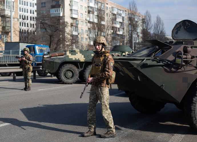 KYIV, UKRAINE - FEBRUARY 25: Ukrainian servicemen stand on patrol at a security checkpoint on February 25, 2022 in Kyiv, Ukraine. Yesterday, Russia began a large-scale attack on Ukraine, with Russian troops invading the country from the north, east and south, accompanied by air strikes and shelling. The Ukrainian president said that at least 137 Ukrainian soldiers were killed by the end of the first day. (Photo by Anastasia Vlasova/Getty Images)