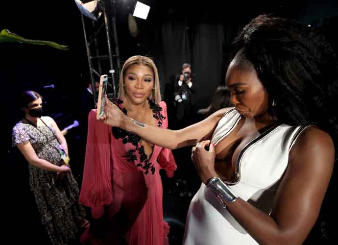 HOLLYWOOD, CALIFORNIA - MARCH 27: In this handout photo provided by A.M.P.A.S., (L-R) Serena Williams and Venus Williams are seen backstage during the 94th Annual Academy Awards at Dolby Theatre on March 27, 2022 in Hollywood, California. (Photo by Al Seib/A.M.P.A.S. via Getty Images)