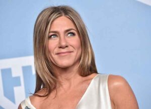LOS ANGELES, CALIFORNIA - JANUARY 19: Jennifer Aniston, winner of Outstanding Performance by a Female Actor in a Drama Series for 'The Morning Show', poses in the press room during the 26th Annual Screen Actors Guild Awards at The Shrine Auditorium on January 19, 2020 in Los Angeles, California. 721430 (Photo by Gregg DeGuire/Getty Images for Turner)