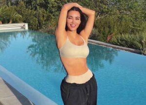 Kim Kardashian accused of photoshopping out her belly button (Image: Instagram)