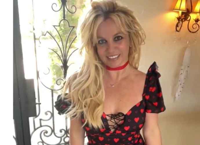 Britney Spears Posts Nude Photo In Bathtub Alarming Fans Once Again