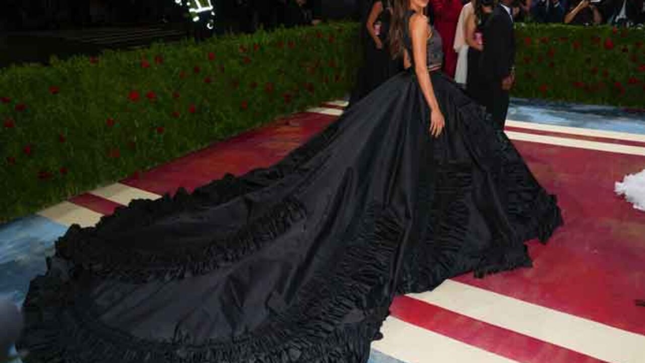 Secrets of the Red Carpet — Kendall Jenner in Prada