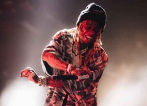 LOS ANGELES, CALIFORNIA - AUGUST 13: Lil Wayne performs onstage at the UPROAR Hip Hop Festival at Los Angeles Memorial Coliseum on August 13, 2021 in Los Angeles, California. (Photo by Rich Fury/Getty Images)