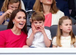 LONDON, UNITED KINGDOM - JUNE 05: Catherine, Duchess of Cambridge and Prince Louis of Cambridge attend the Platinum Pageant on The Mall on June 5, 2022 in London, England. The Platinum Jubilee of Elizabeth II is being celebrated from June 2 to June 5, 2022, in the UK and Commonwealth to mark the 70th anniversary of the accession of Queen Elizabeth II on 6 February 1952. (Photo by Max Mumby/Indigo/Getty Images)