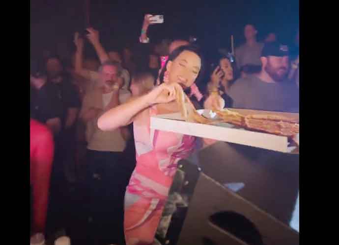 Katy Perry tosses pizza slices to crowd at Las Vegas nightclub (Image: Twitter)