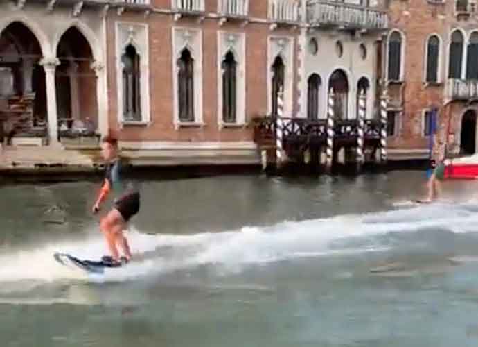 Tourist speed through Venice Grand Canal on motorized surfboards (Image: Twitter)