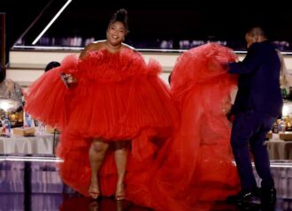 LOS ANGELES, CALIFORNIA - SEPTEMBER 12: (L-R) Lizzo and host Kenan Thompson speak onstage during the 74th Primetime Emmys at Microsoft Theater on September 12, 2022 in Los Angeles, California. (Photo by Kevin Winter/Getty Images)