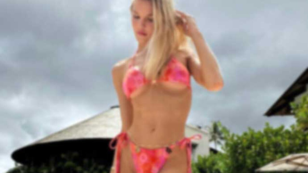 Herdenkings Korst Zee Joy Corrigan Show Off Tiny Pink String 'Barbiecore' Bikini – And Underboob  – On Hawaii Vacation - uInterview